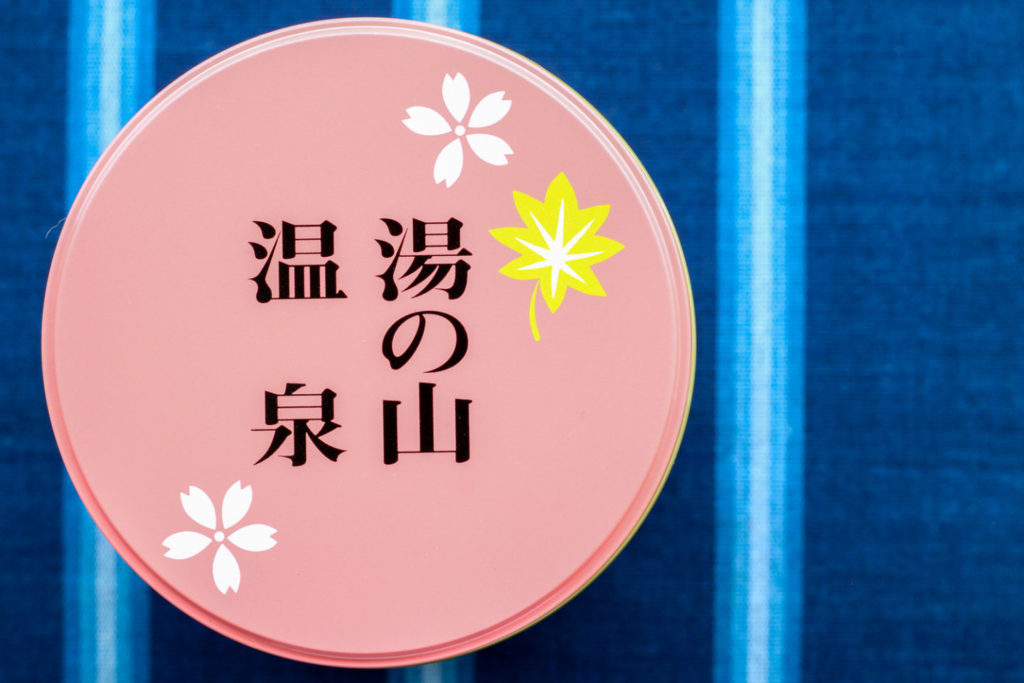 三重県菰野町のお土産 湯の花せんべい丸缶 炭酸せんべい 日の出屋製菓