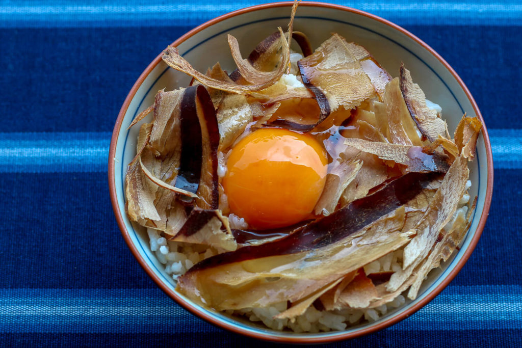 三重県志摩市の特産 かつおの天白 まるてん 食べるかつおぶし卵かけご飯1