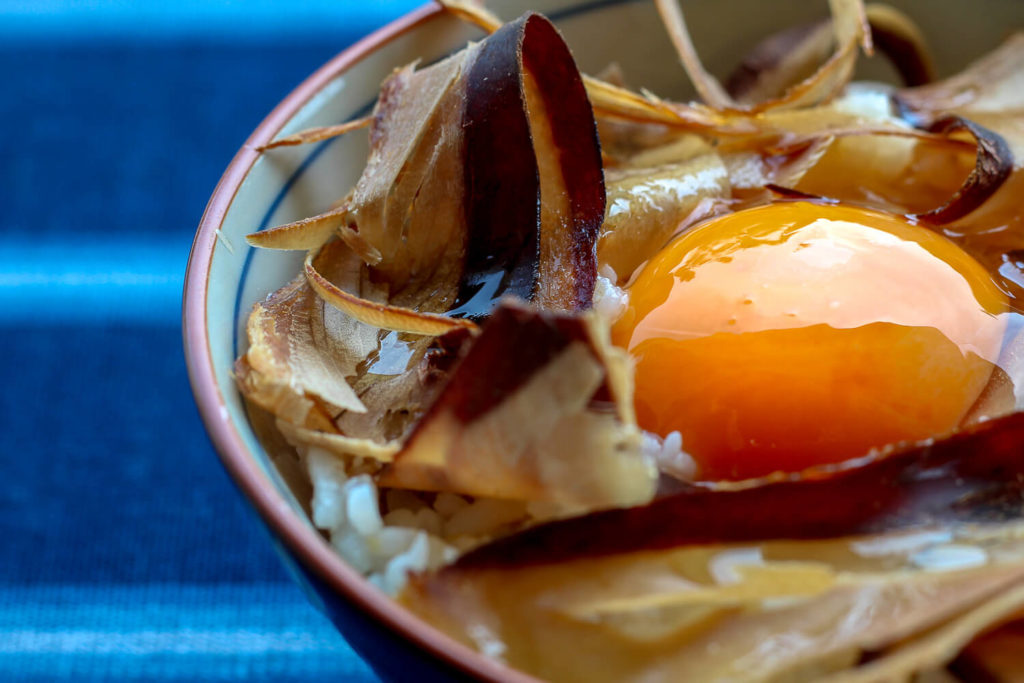 三重県志摩市の特産 かつおの天白 まるてん 食べるかつおぶし卵かけご飯2