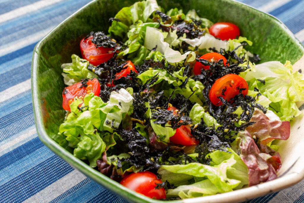 卵かけご飯に伊勢みぞれ海苔をトッピングした写真